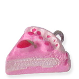 roze taart met aardbei bedel